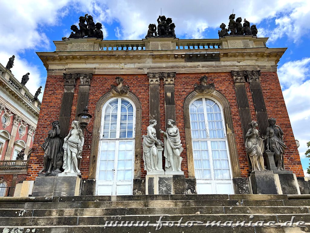 Potsdams prächtige Paläste: Reich mit Skulpturen dekoriertes Gebäude des Neuen Palais