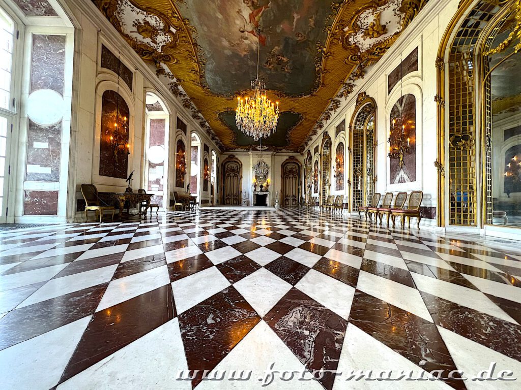 Potsdams prächtige Paläste: Blick in das Neue Palais mit seinen dekorativen Fußböden