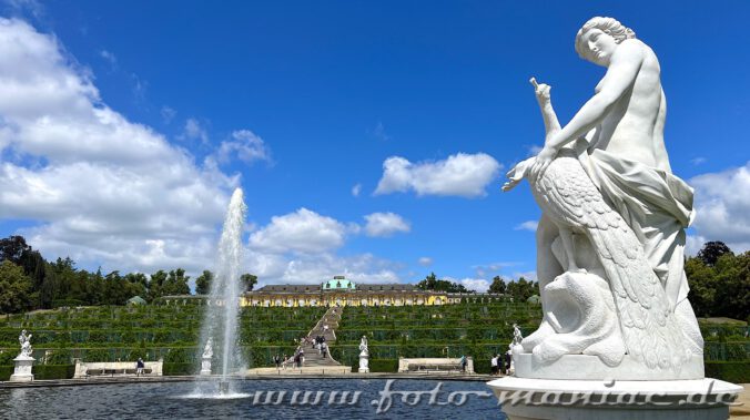 Blick auf das Schloss Sanssouci mit der einmaligen Terrassenanlage