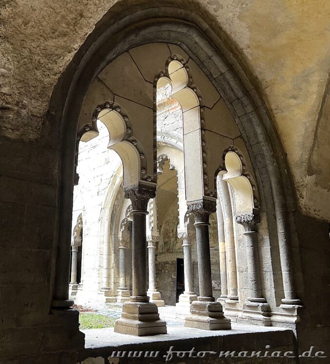 Blick durch einen Bogen des Kreuzgangs im Halberstädter Dom