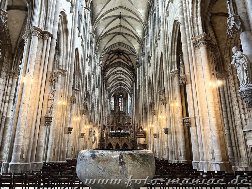 Blick in den Dom zu Halberstadt