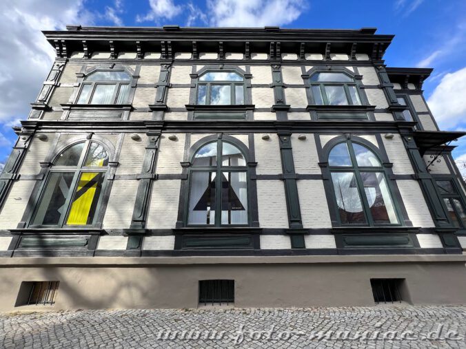 Originelle Fenstergestaltung an einem Haus in Halberstadt