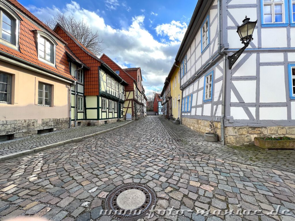 Abstecher nach Halberstadt: Blick in eine Gasse mit Fachwerk