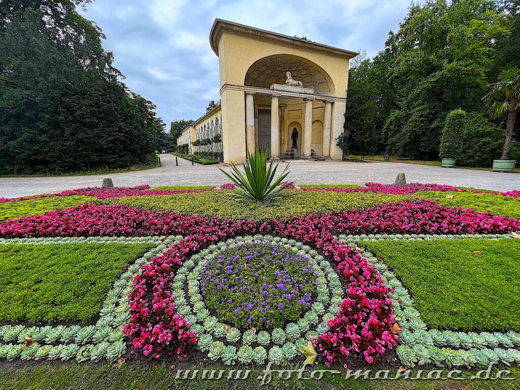 Hinter den dekorativen Blumenrabatten befindet sich die Orangerie vom Mamorpalais