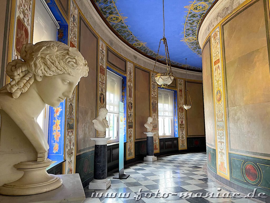 Potsdams prächtige Paläste: sehr schön gestalteter runder Verbindungsgang mit üppiger Bemalung und Büsten auf Sockeln im Marmorpalais