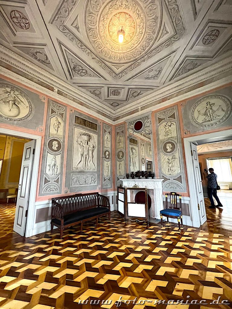 Potsdams prächtige Paläste: ein Hingucker ist der dreidimensionale Fußboden in der Kammer en Camaieu im Marmorpalais