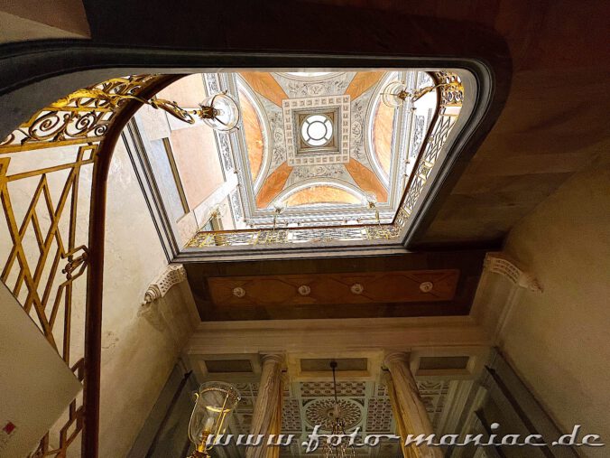 Potsdams prächtige Paläste: Sehr dekorativ gestaltete Treppenhalle im Marmorpalais