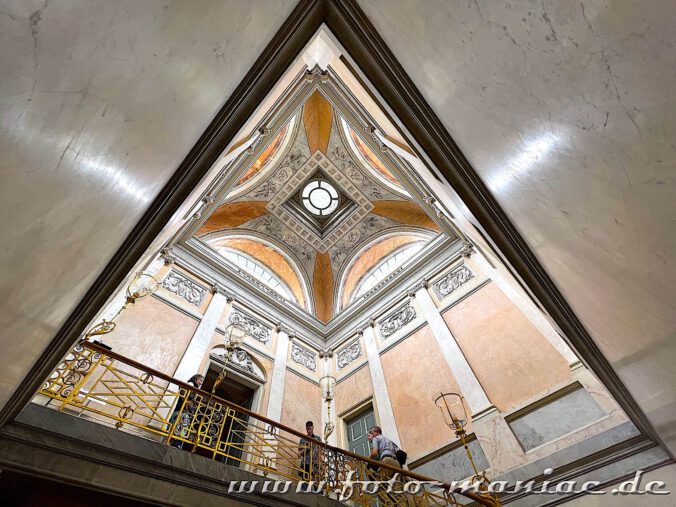 Potsdams prächtige Paläste: Blick nach oben in der dekorativ gestalteten Treppenhalle im Marmorpalais