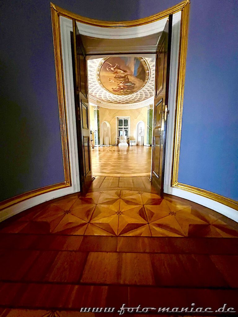 Potsdams prächtige Paläste: Blick in den Ovalen Saal im Marmorpalais