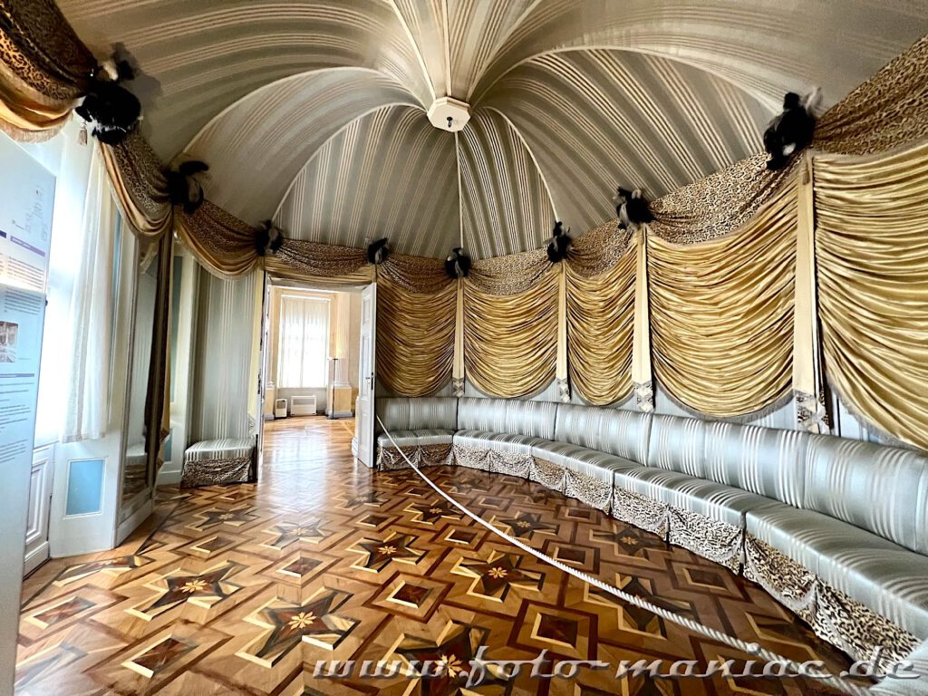Potsdams prächtige Paläste: Blick in das Orientalische Kabinett mit türkischem Diwan und schwarzen Straußenfedern