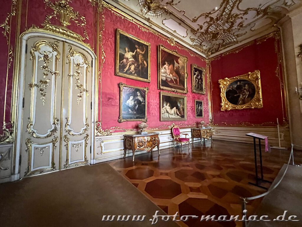 In der Roten Damastkammer im Neuen Palais in Potsdam sind etliche kostbare Gemälde zu besichtigen