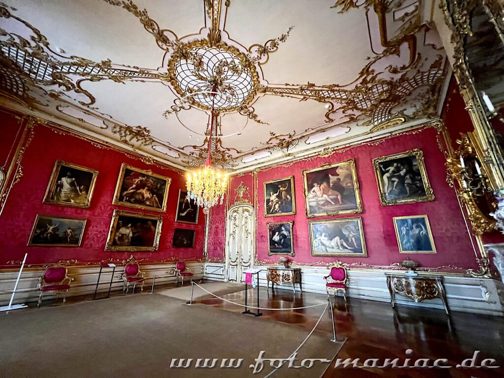 Potsdams prächtige Paläste: Zahlreiche kostbare GEmälde schmücken die Wände der Roten Damastkammer im Neuen Palais