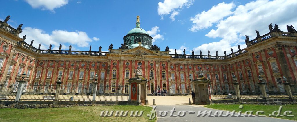 Das dreiflüglige Neue Palais in Potsdam ist ein kolossales Gebäude