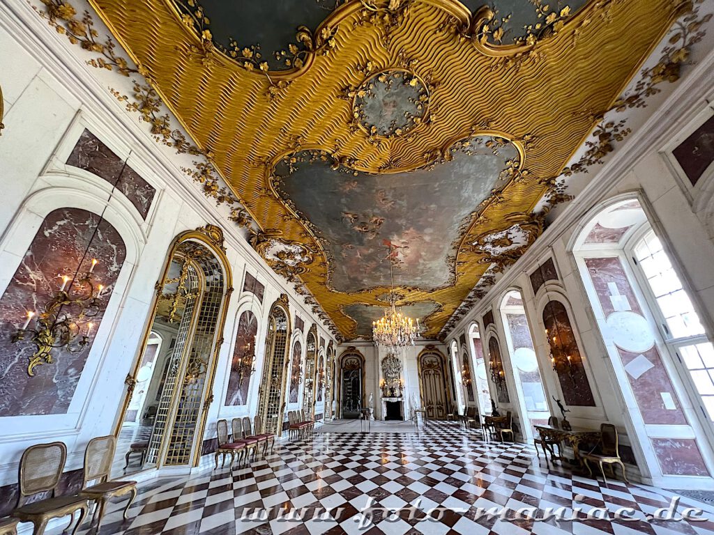 Potsdams prächtige Paläste: Blick in die Marmorgalerie im Neuen Palais