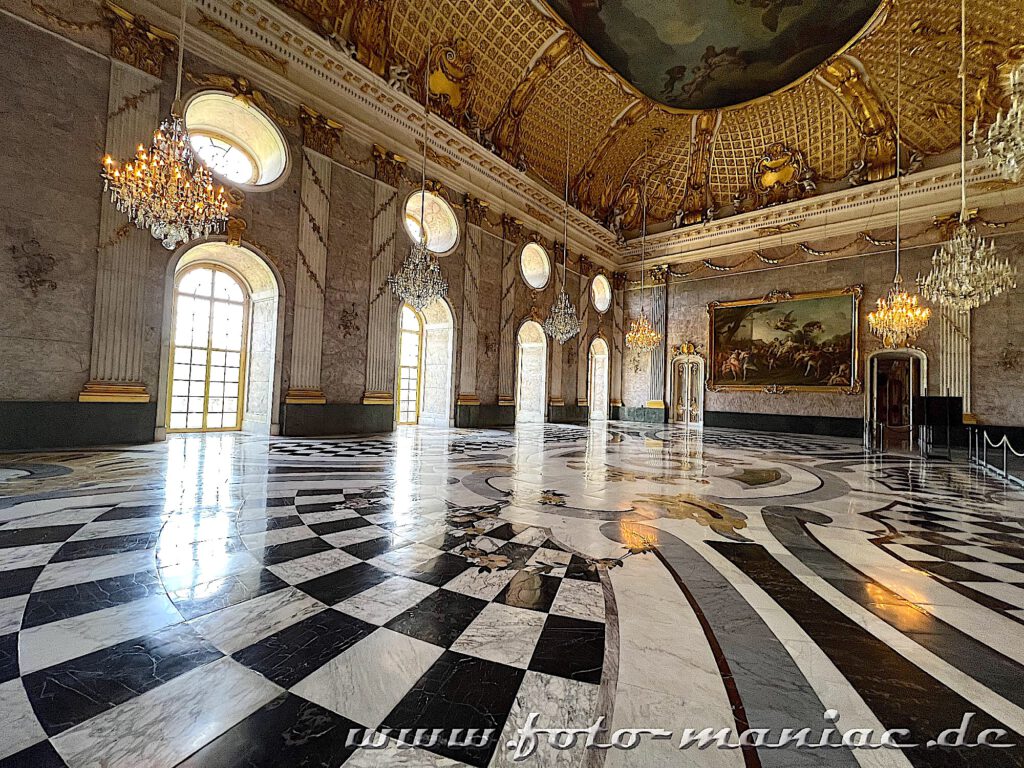 Potsdams prächtige Paläste: Marmorboden und üppig gestaltete Decke sind im Marmorsaal im Neue Palais ein Hingucker
