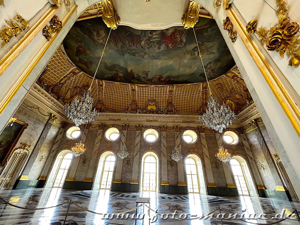 Potsdams prächtige Paläste: Blick in den Marmorsaal mit seinen bis zum Boden reichenden Fenstern