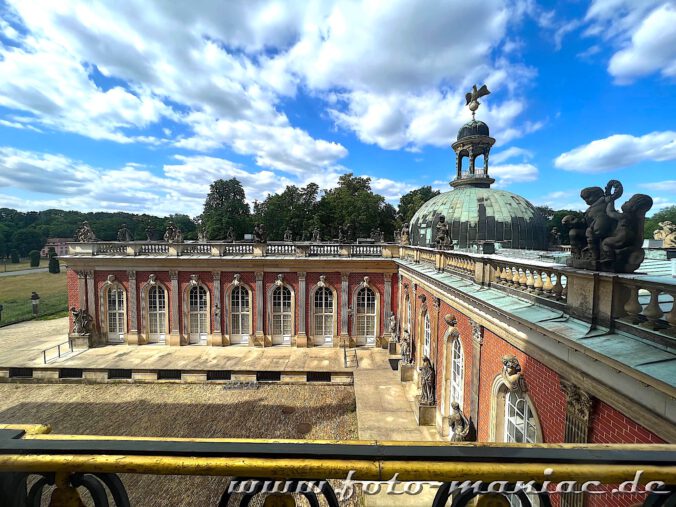 Blick aus einem Fenster auf das Neue Palais in Potsdam