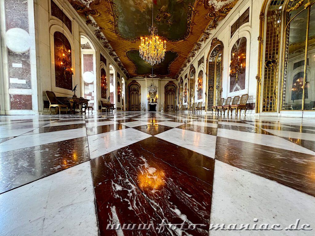 Potsdams prächtige Paläste: Ein Hingucker in der Marmorgalerie ist der Marmorboden in Schwarz und Weiß