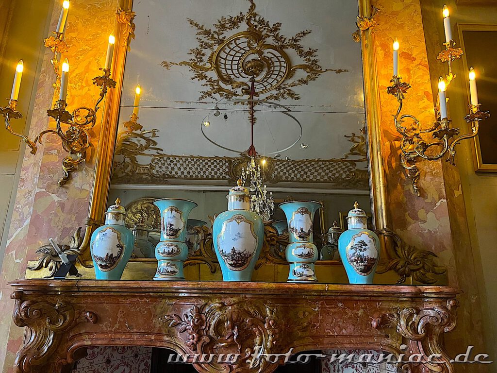 Potsdams prächtige Paläste: Kostbare Vasen auf einem Sims in der Grünen Damastkammer im Neuen Palais