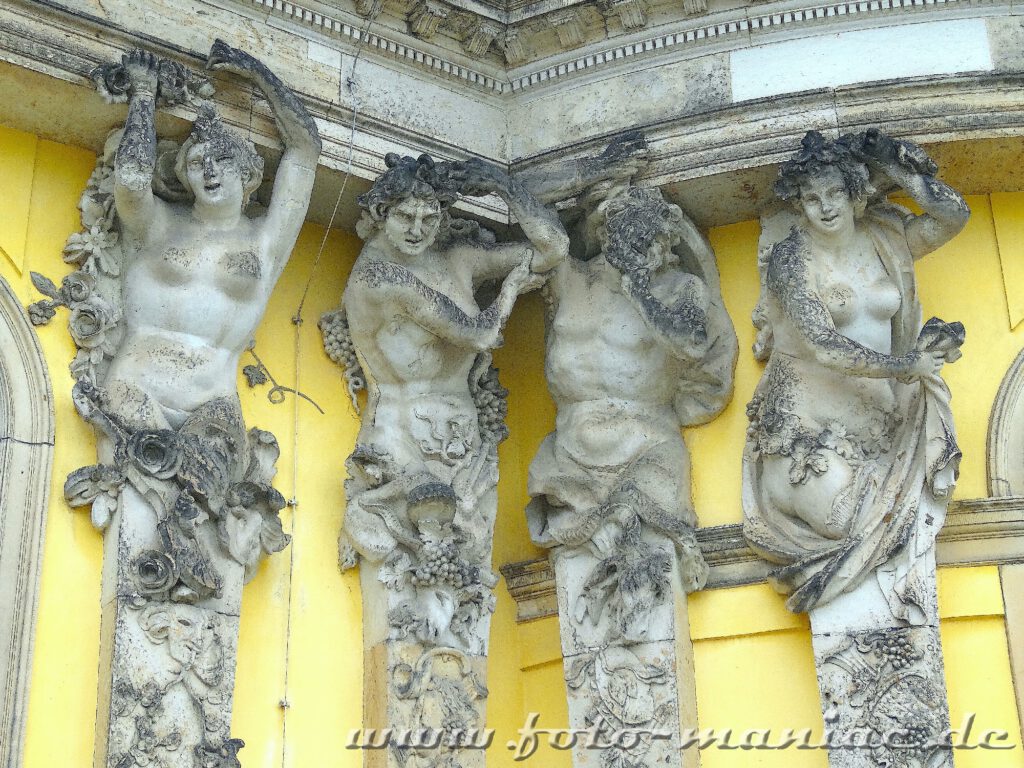 Bacchanten aus Sandstein an der Fassade von Schloss Sanssouci in Potsdam
