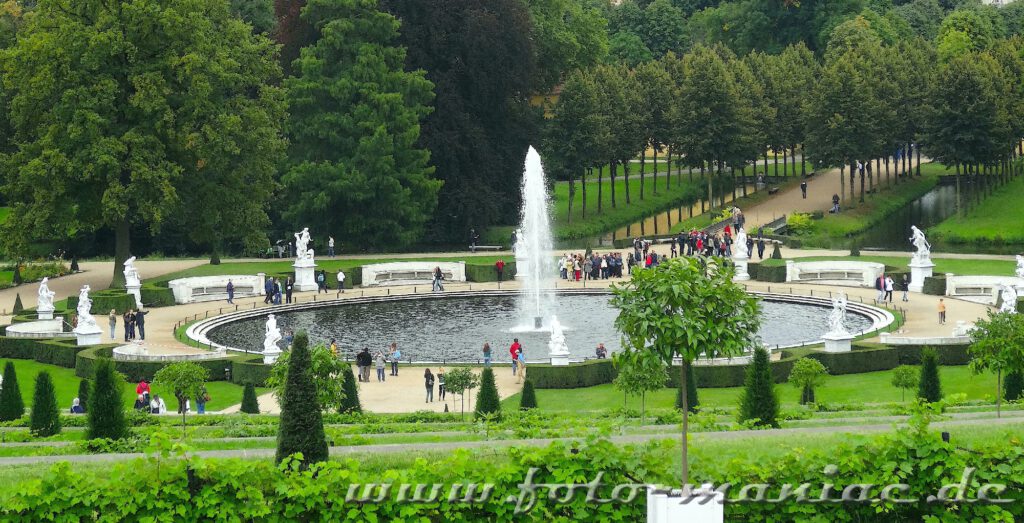 12 Figuren stehen im Park Sanssouci um die große Fontäne