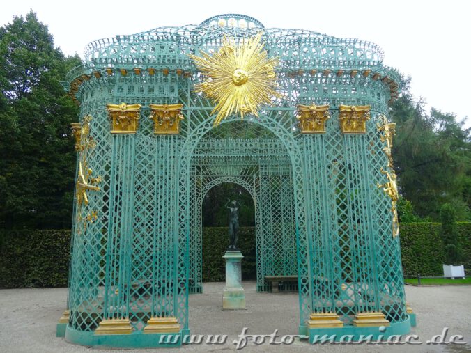 Ein grüner Gitterpavillon am Schloss Sanssouci in Potsdam