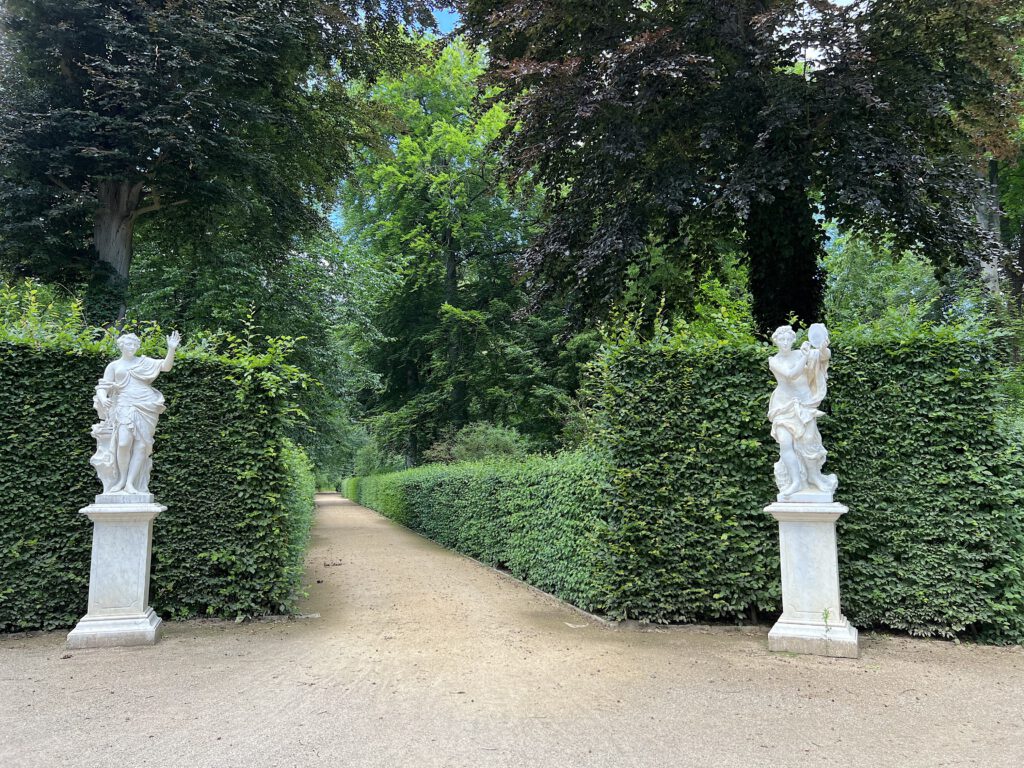 Zwei Skulpturen des Musenrodells im Park von Sanssouci