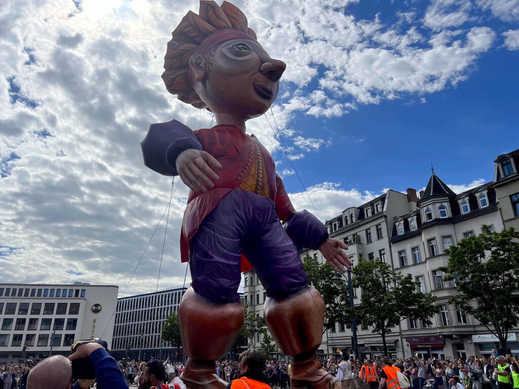 Gulliver in Halle läuft durch die umringende Menschenmenge