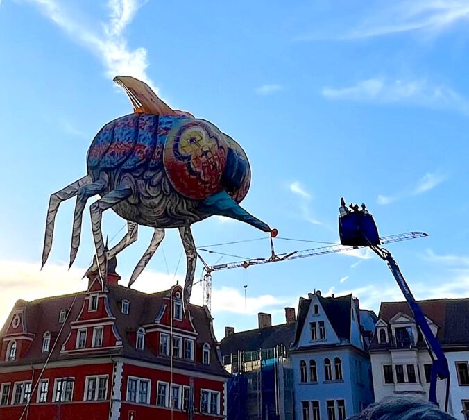 Gulliver in Halle: Riesenfliege nähert sich sich der Hebebühne mit den Ministern von Liliput