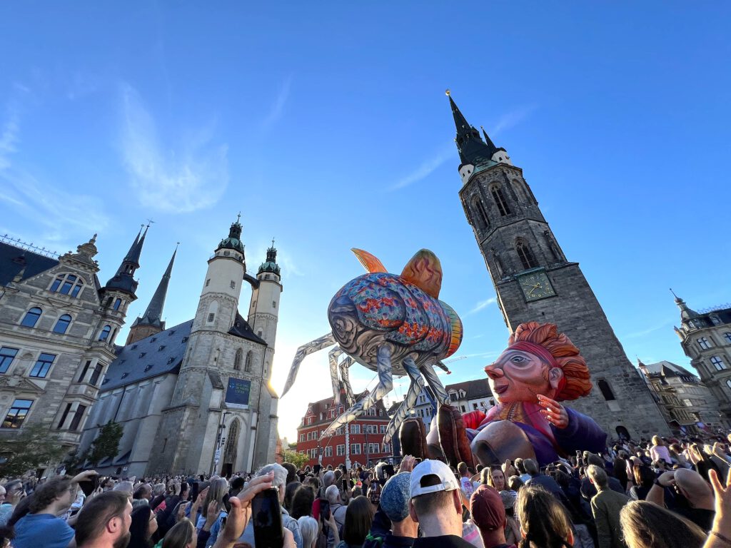 Menschenmenge umringt Gulliver in Halle