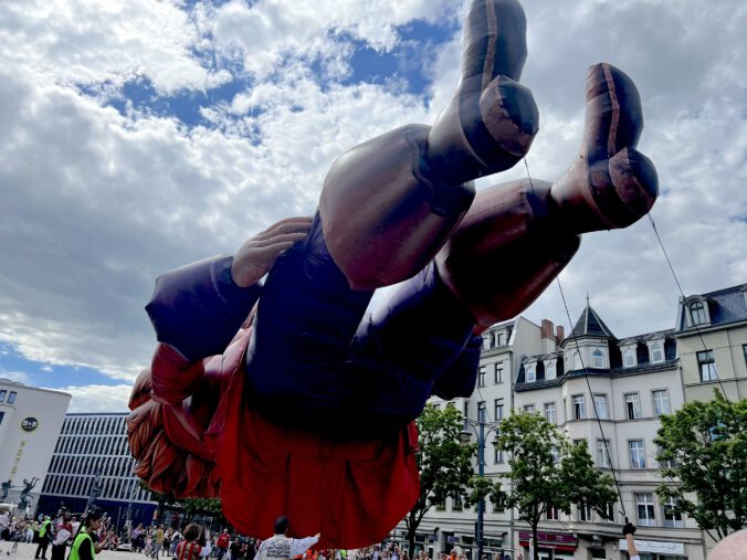 Die Gulliver-Puppe erhält Auftrieb und schwebt über dem Hallmarkt in Halle