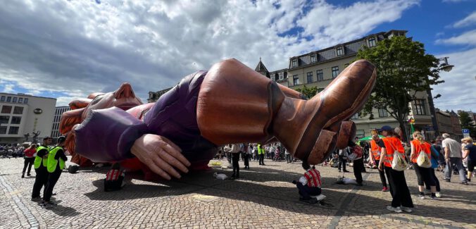 Gulliver in Halle liegt auf dem Hallmarkt