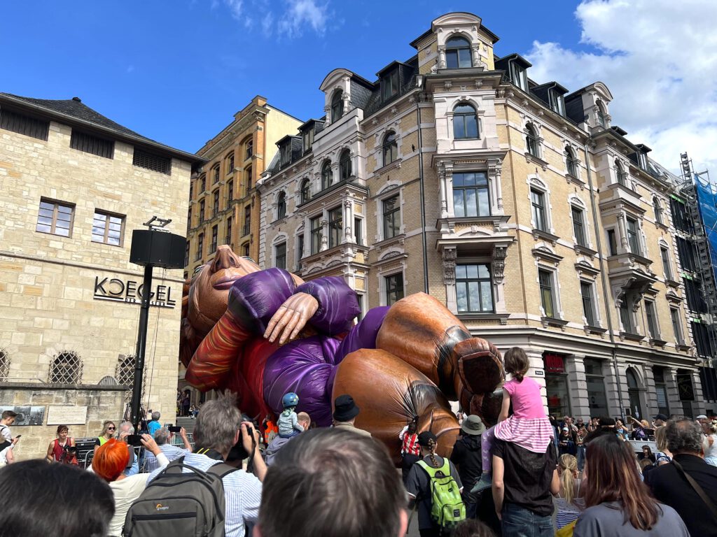 Gulliver in Halle: Der Riese wird vom Hallmarkt zum Markt getragen