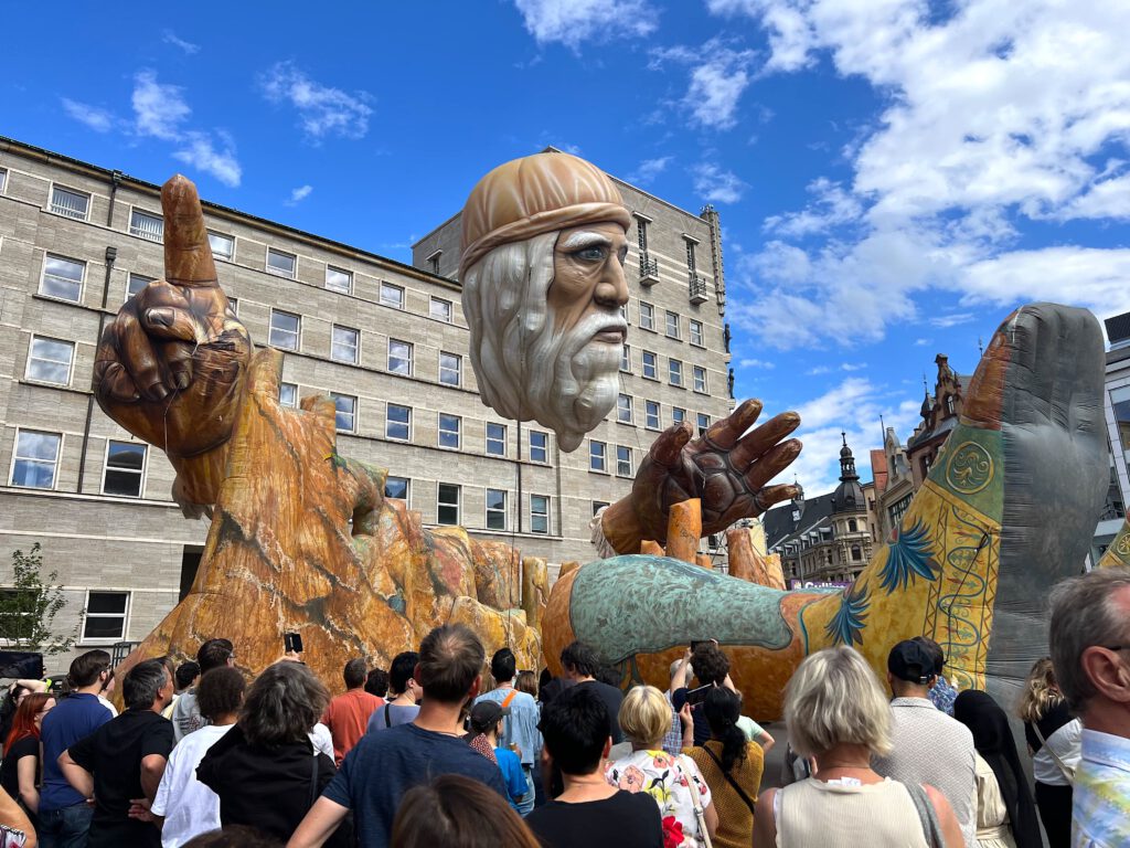 Der Feind von Liliput wappnet sich für den Kampf gegen Gulliver in Halle