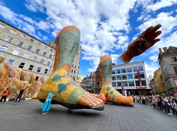 Gulliver in Halle: Riesenfüße setzen sich in Richtung Schlachtfeld in Bewegung