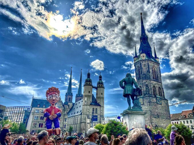 Gulliver in Halle inmitten einer Menschenmenge