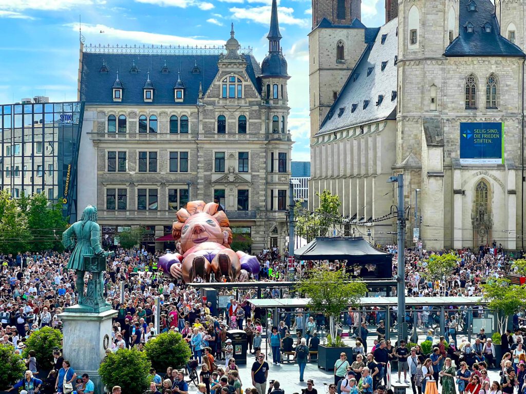 Gulliver in Halle: Die Riesen-Figur liegt nahe dem Händeldenkmal auf dem Markt