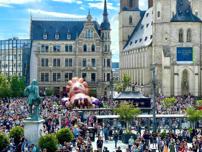 Gulliver in Halle: Die Riesen-Figur liegt nahe dem Händeldenkmal auf dem Markt