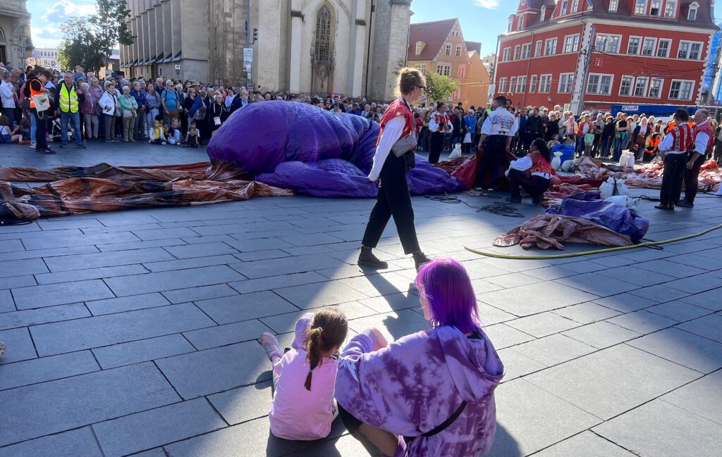 Noch liegt nur die Hülle von Gulliver auf dem Pflaster des Marktes in Halle