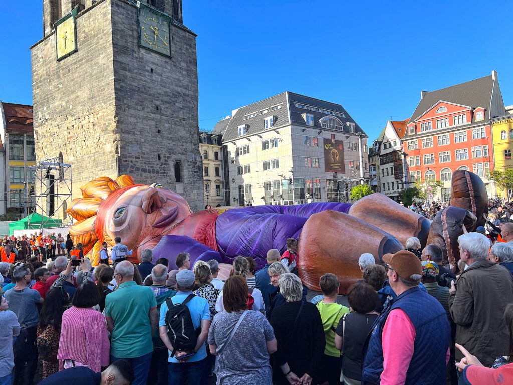 Neugierig umringt: Gulliver in Halle