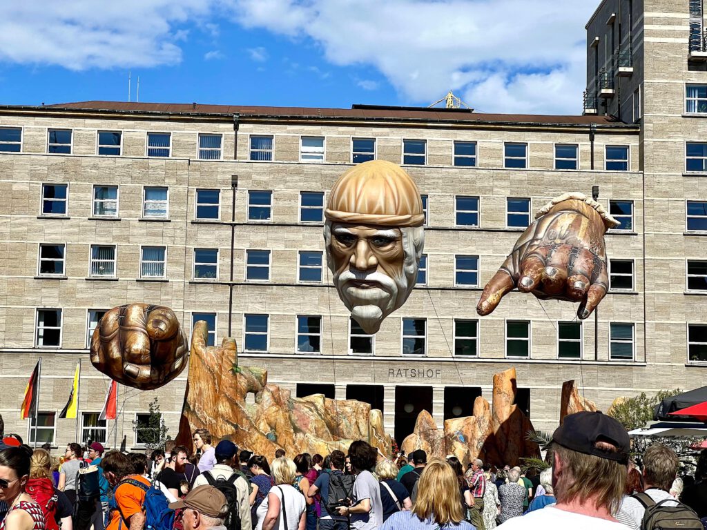 Gulliver in Halle: Der Feind von Liliput wappnet sich für die Schlacht