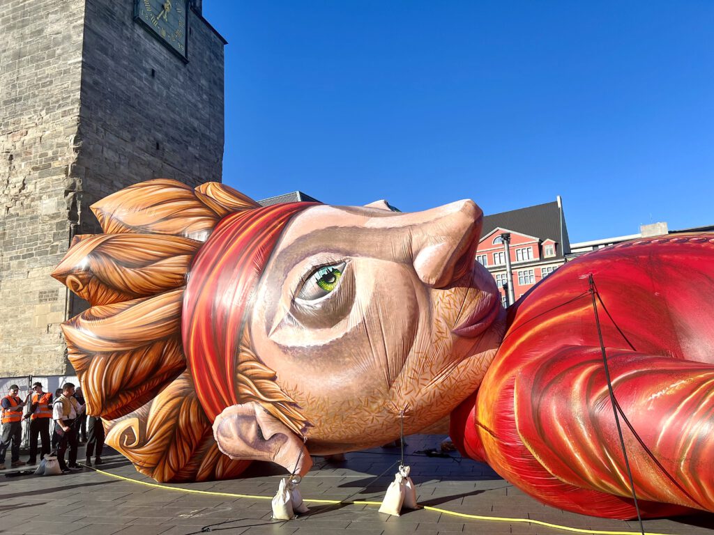 Sandsäcke an verschiedenen Stellen fixieren Gulliver in Halle am Boden