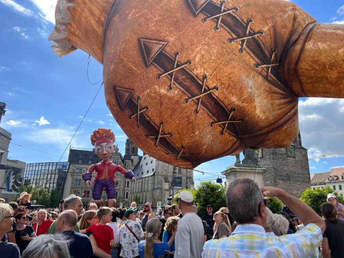 Eine Riesenfaust fliegt auf Gulliver in Halle zu