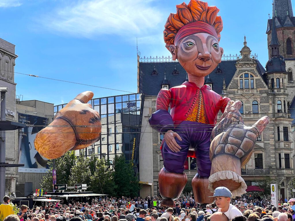 Gulliver in Halle: Der Gegner ist ganz nahe