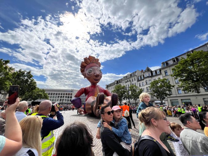 Gulliver sitzt inmitten der Menschenmenge