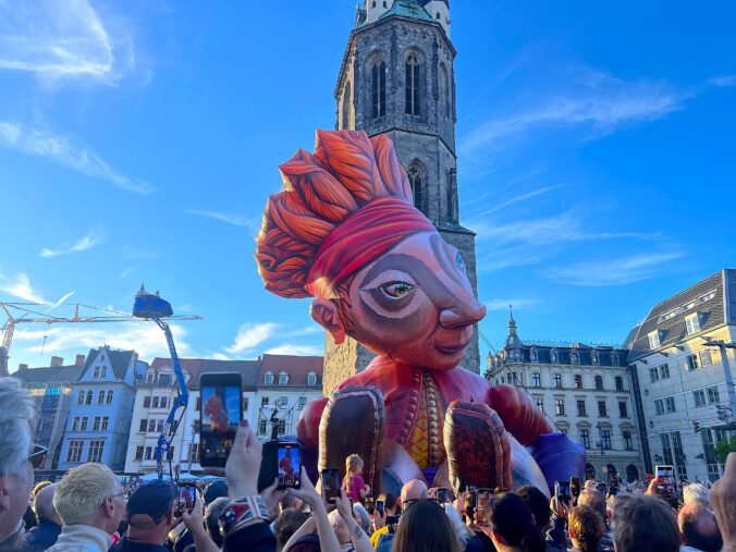 Dichtumlagert ist der Seefahrer Gulliver in Halle