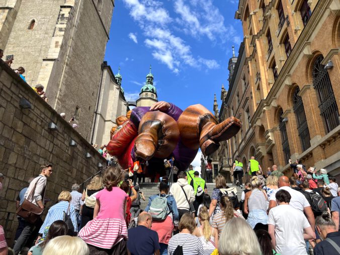 Gulliver in Halle: Der Riesen-Mann wird die Treppe zum arkt hochgetragen