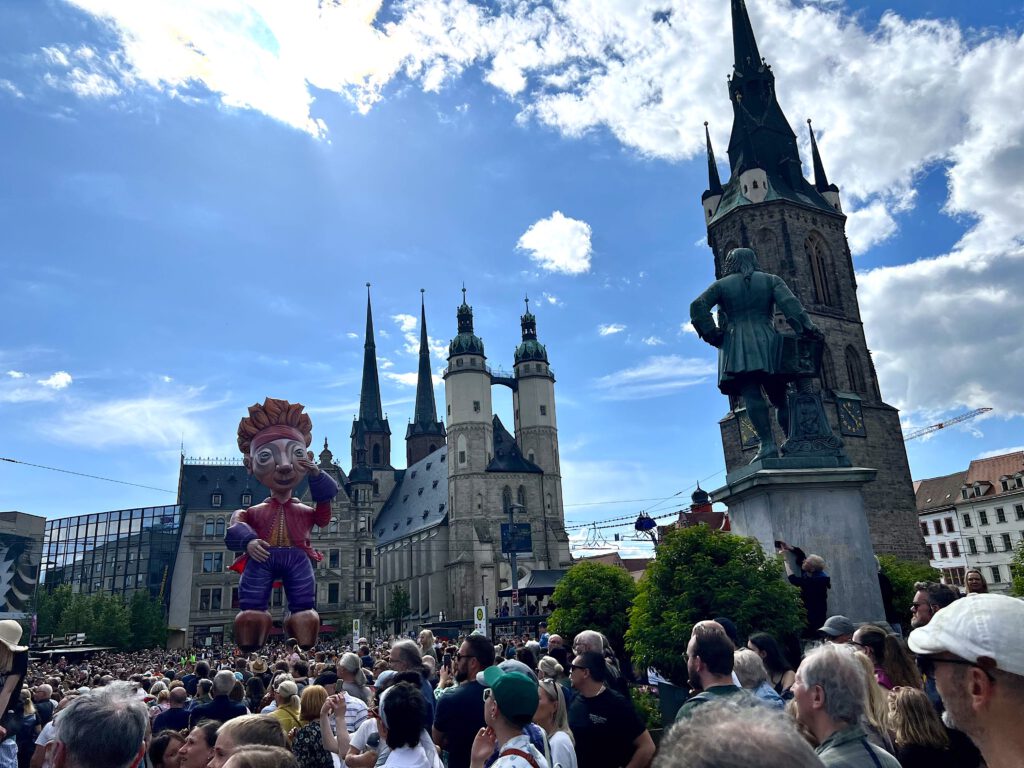 Gulliver wartet nahe der Marktkirche auf seinen Kontrahenten