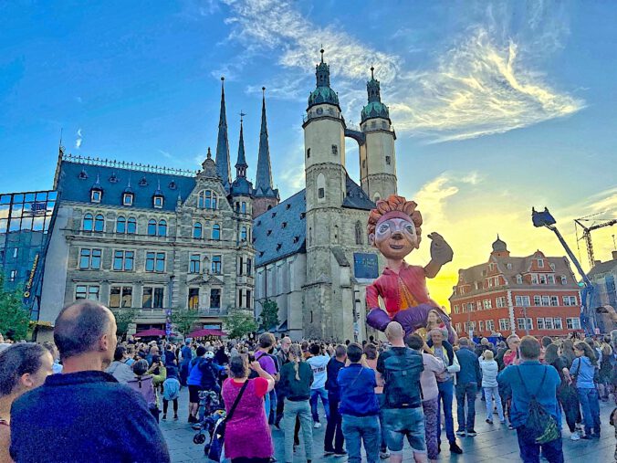 Gulliver in Halle winkt der Menschenmenge