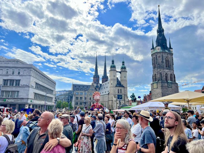 Gulliver in Halle: Mit Spannung verfolgen die Zuschauer die Kampfvorbereitungen